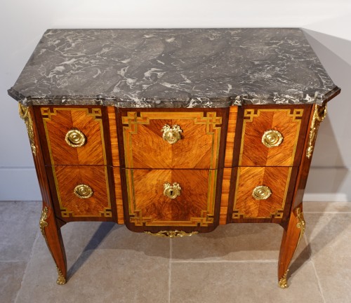 XVIIIe siècle - Commode « sauteuse » Transition estampillée Mewesen