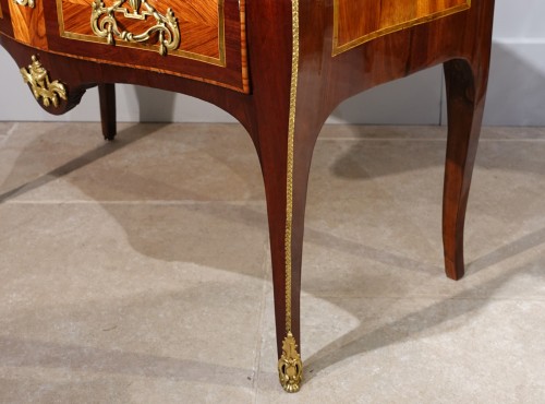 Commode sauteuse Louis XV estampillée J. Holthausen - Gérardin et Cie