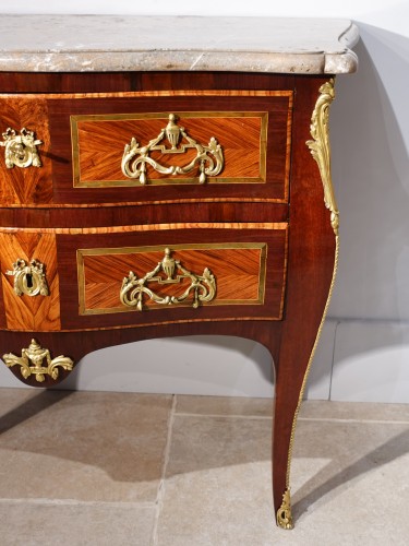 French chest of drawers Louis XV, &quot;sauteuse&quot;, stamped by J. Holthausen - Louis XV