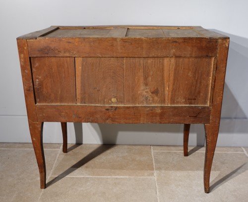 Louis XV - French chest of drawers Louis XV, &quot;sauteuse&quot;, stamped by J. Holthausen