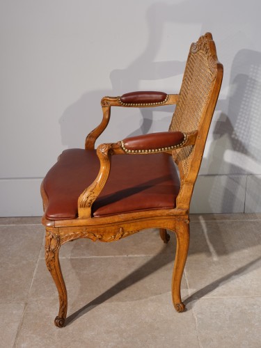 French Regence - Parisian office armchair, Regence, beech, 18th century  