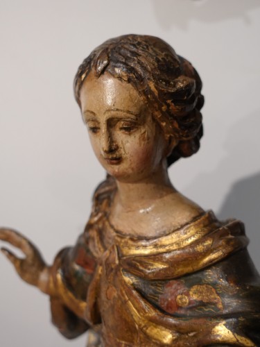 Vierge terrassant le serpent, en bois polychrome d'époque XVIIe - Sculpture Style Louis XIV