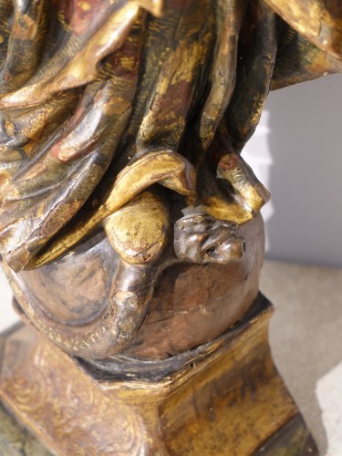 Antiquités - Vierge terrassant le serpent, en bois polychrome d'époque XVIIe