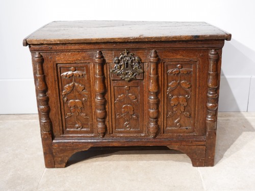 Small Renaissance Oak Chest, Late 16th Century - Furniture Style Renaissance