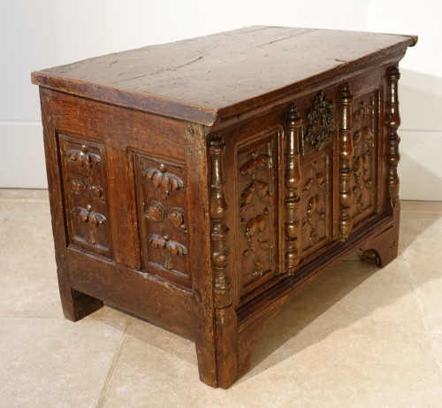 <= 16th century - Small Renaissance Oak Chest, Late 16th Century