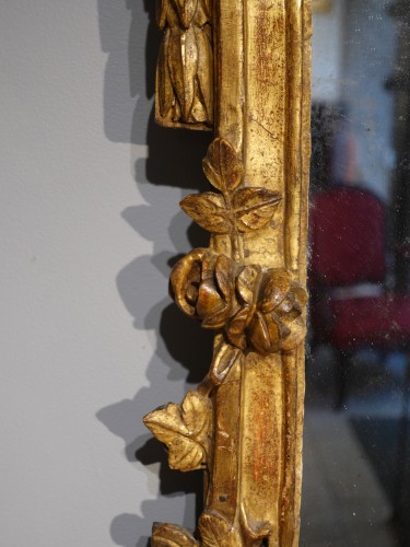 XVIIIe siècle - Miroir Louis XV en bois doré