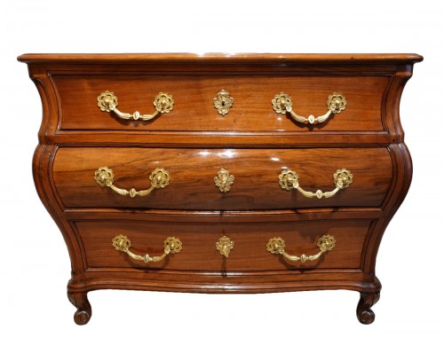 French Louis XV chest of drawers in walnut
