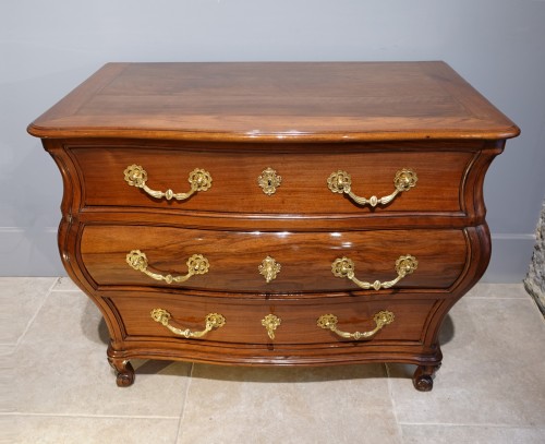 Commode ‘’Tombeau’’ Louis XV en noyer - Mobilier Style Louis XV