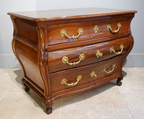 Mobilier Commode - Commode ‘’Tombeau’’ Louis XV en noyer