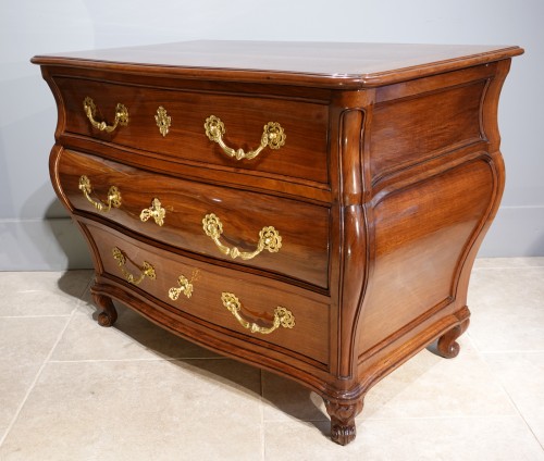 Commode ‘’Tombeau’’ Louis XV en noyer - Gérardin et Cie