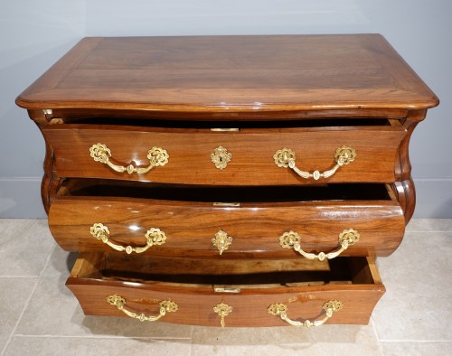 XVIIe siècle - Commode ‘’Tombeau’’ Louis XV en noyer