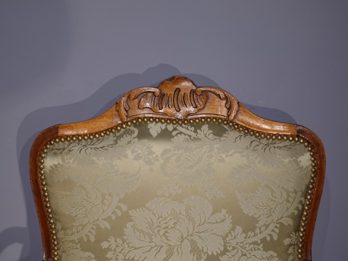 Paire de fauteuils à dossiers plats XVIIIe estampillés Nogaret A Lyon - Louis XV