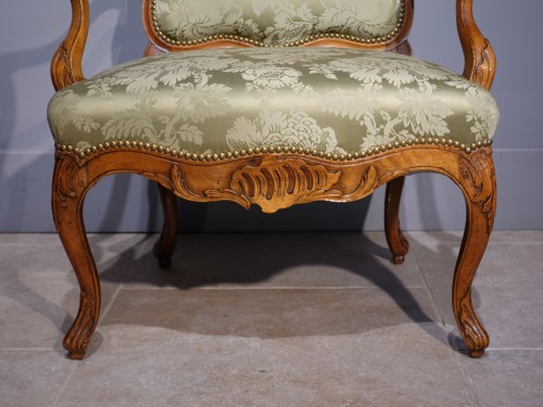 Louis XV - Paire de fauteuils à dossiers plats XVIIIe estampillés Nogaret A Lyon