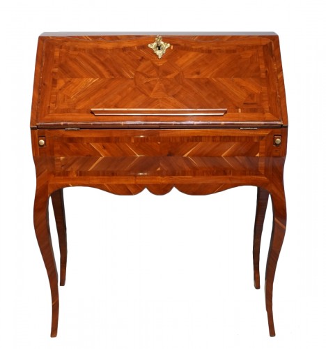 French Louis XV desk called “dos d&#039;âne”, plum veneer