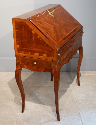 French Louis XV desk called “dos d&#039;âne”, plum veneer - Furniture Style Louis XV