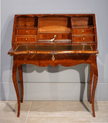 French Louis XV desk called “dos d&#039;âne”, plum veneer - 