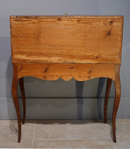 Louis XV - French Louis XV desk called “dos d&#039;âne”, plum veneer