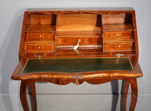 Antiquités - French Louis XV desk called “dos d&#039;âne”, plum veneer