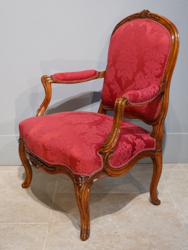 Sièges Fauteuil & Bergère - Fauteuil lyonnais en noyer Louis XV