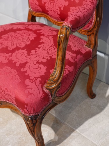 Fauteuil lyonnais en noyer Louis XV - Gérardin et Cie