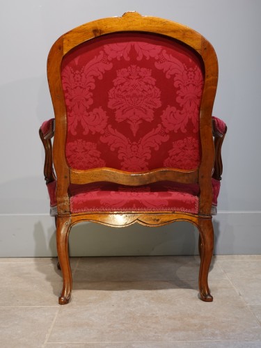 XVIIIe siècle - Fauteuil lyonnais en noyer Louis XV