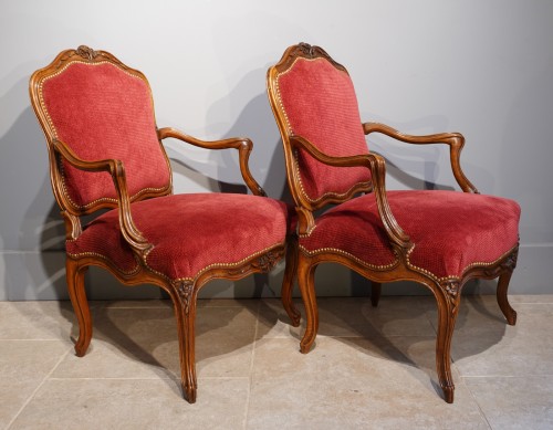 Antiquités - Paire de fauteuils Louis XV attribués à Nogaret