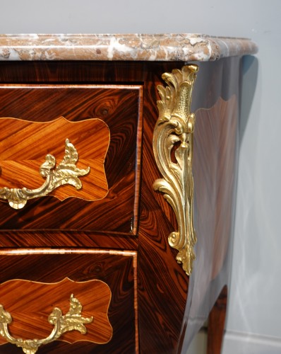 XVIIIe siècle - Commode Louis XV sauteuse marquetée estampillée S.VIE