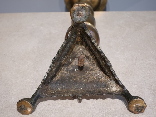 XVIIe siècle - Paire d'importants pique-cierges en bronze d'époque XVIIe