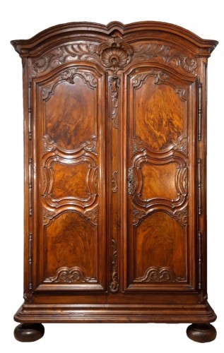 Armoire lyonnaise Régence, en noyer, d'époque début XVIIIe