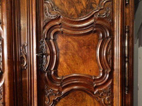 Armoire lyonnaise Régence, en noyer, d'époque début XVIIIe - Gérardin et Cie