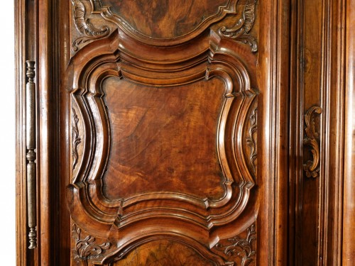 XVIIIe siècle - Armoire lyonnaise Régence, en noyer, d'époque début XVIIIe