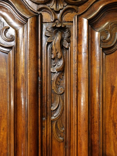 French Regence - Lyonnaise Regency cabinet, in walnut, early 18th century