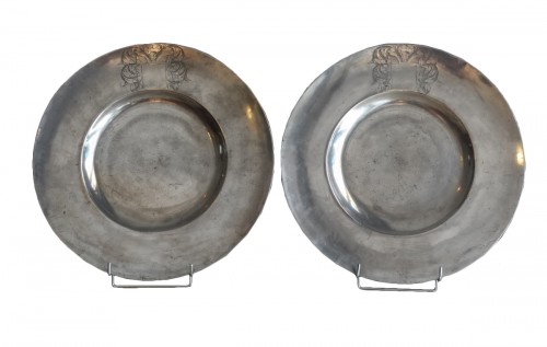 Large pairs of `` Cardinal '' dishes in pewter, hallmarked 1677