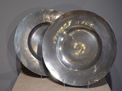 Decorative Objects  - Large pairs of `` Cardinal &#039;&#039; dishes in pewter, hallmarked 1677