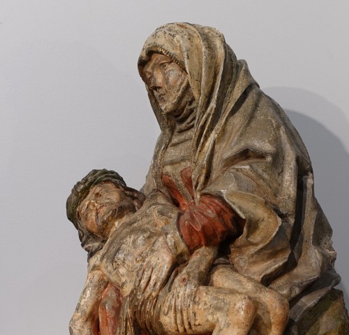 Sculpture Sculpture en pierre - Vierge de pitié en pierre polychrome circa 1500