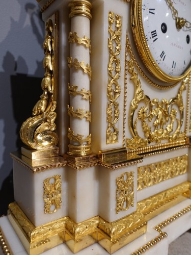 Antiquités - Grande Pendule Louis XVI signée Pochon à Paris