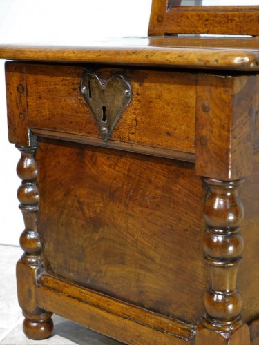 17th century - Louis XIII salt chair, in walnut, 17th century