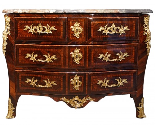 Louis XV chest of drawers in 18th century rosewood