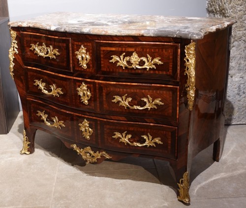 Furniture  - Louis XV chest of drawers in 18th century rosewood