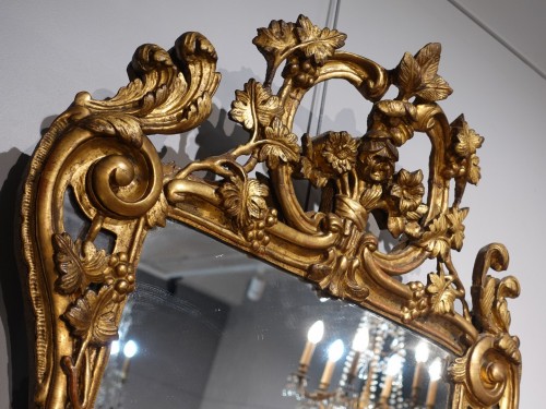 Antiquités - Miroir Louis XV en bois doré d'époque XVIIIe