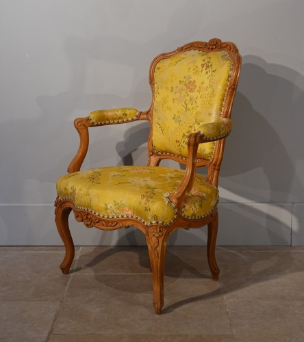 Paire de fauteuils et canapé attribués à Pierre Nogaret (1718 – 1771) - Sièges Style Louis XV