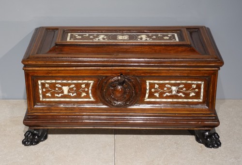 Mobilier Cabinet & Coffre - Petit coffre de mariage dit ''Cassone'' – Italie XVIe siècle