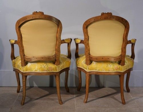XVIIIe siècle - Paire de fauteuils Louis XV « cabriolet »
