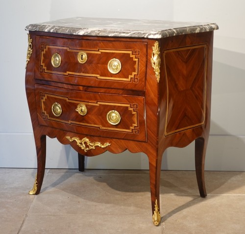 Commode sauteuse Louis XV marquetée d'époque XVIIIe - Mobilier Style Louis XV