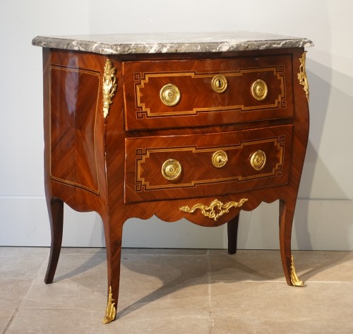 Mobilier Commode - Commode sauteuse Louis XV marquetée d'époque XVIIIe