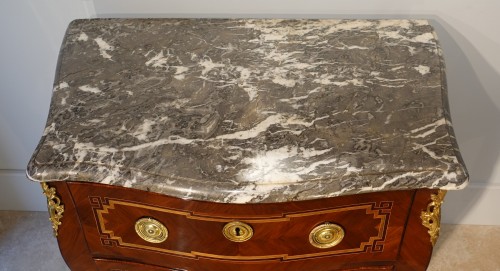 XVIIIe siècle - Commode sauteuse Louis XV marquetée d'époque XVIIIe