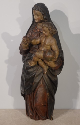 Sculpture de la Vierge à l'enfant en noyer polychrome d'époque XVIIe siècle - Sculpture Style Louis XIII