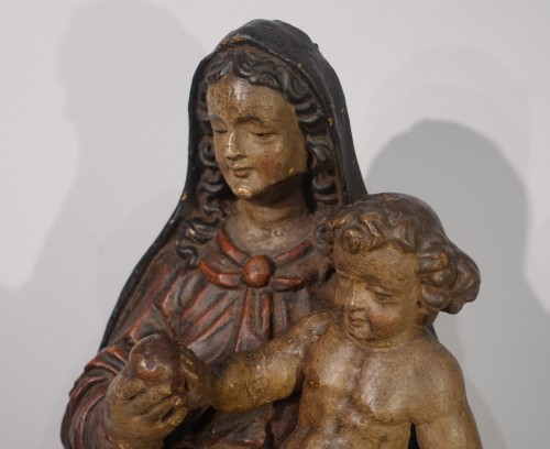 Sculpture de la Vierge à l'enfant en noyer polychrome d'époque XVIIe siècle - Gérardin et Cie