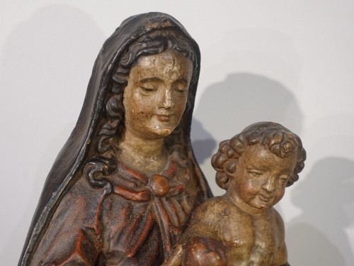 Sculpture de la Vierge à l'enfant en noyer polychrome d'époque XVIIe siècle - Louis XIII