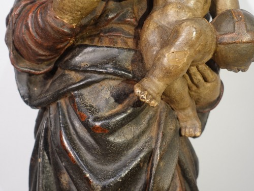 Antiquités - Sculpture de la Vierge à l'enfant en noyer polychrome d'époque XVIIe siècle